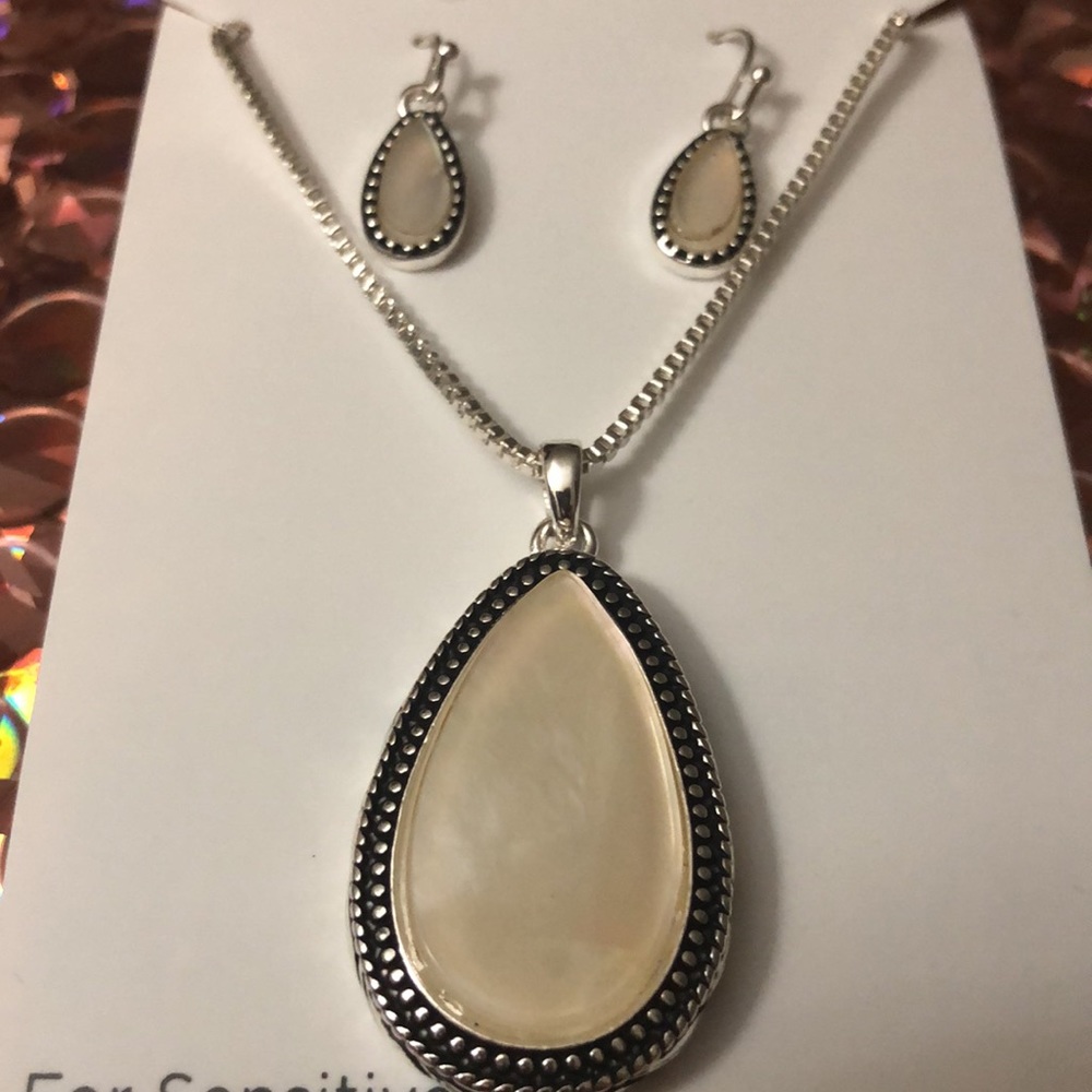 Beautiful Matching Necklace & Earring Set Silver Tone Creamy Faux Stones NEW